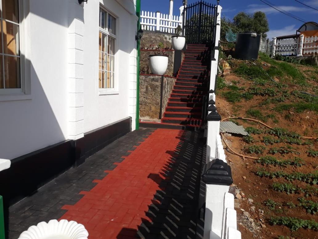 White Vintage Bunglow Nuwara Eliya