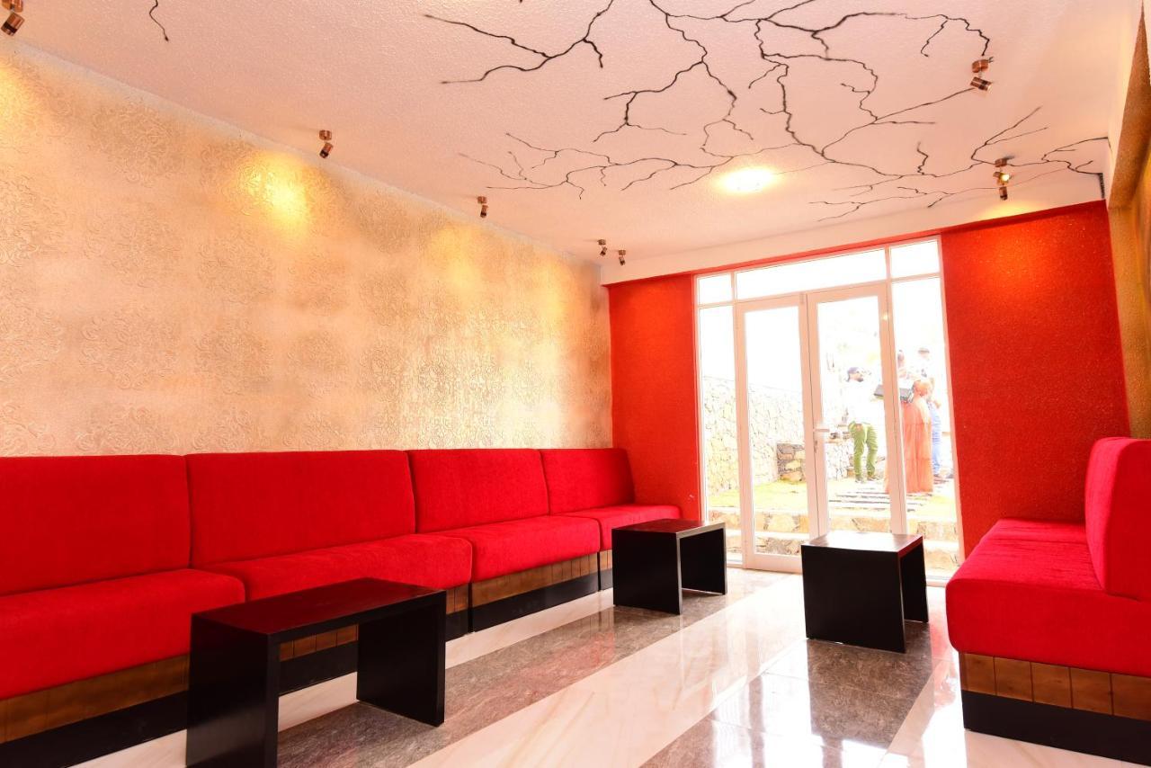 Twin Red Hotel *