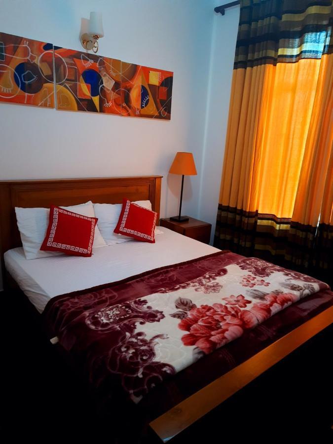 White Vintage Bunglow Hotel *
