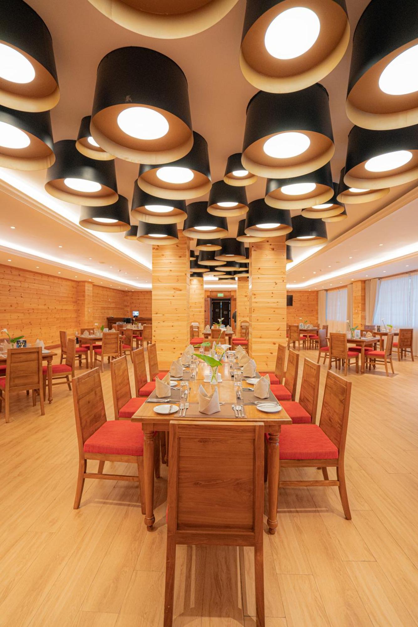 Hotel Araliya Red - Budget Friendly Hotel- Where Find Stunning 360 Panoramic View Of 4*