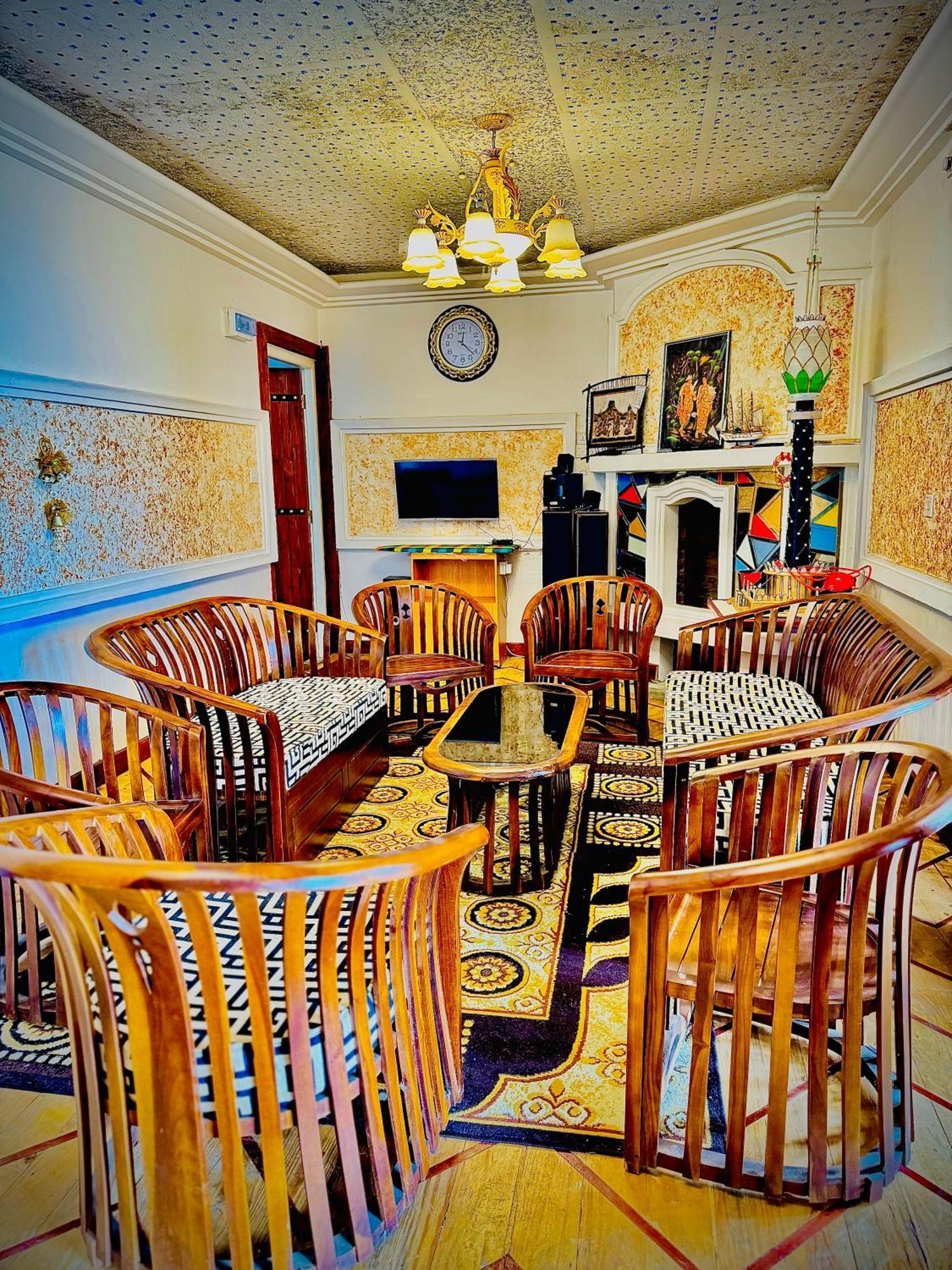 White Tower Hotel *