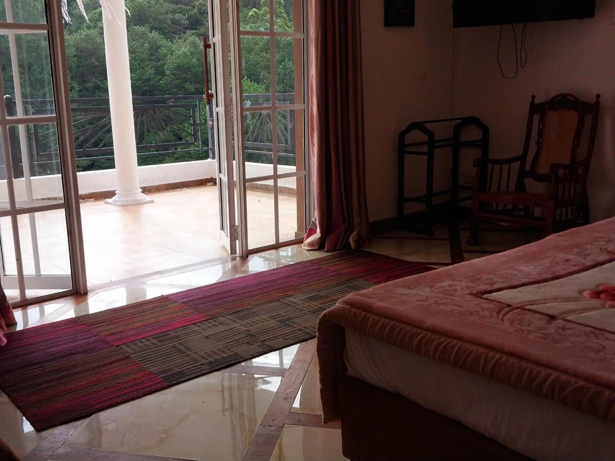 Drizzle Ridge Hotel *