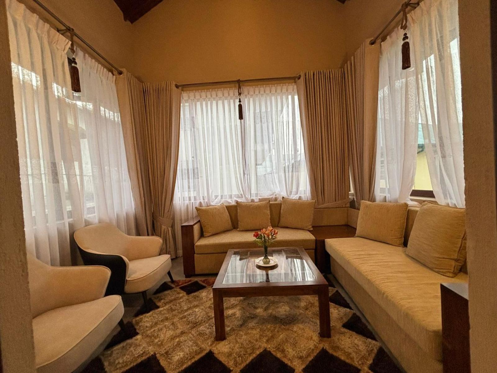 Collingwood Queen - Boutique Bed & Breakfast