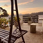 The Budget White House Hotel