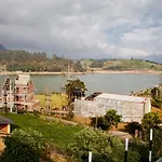 Sanctuary Hills 3*
