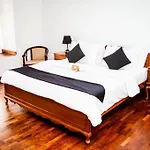 Sanctuary Hills 3*