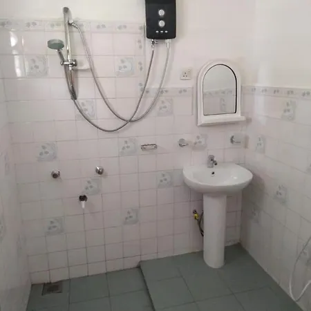 Amazing 4 Bedroom/bathroom House With Free Parking *