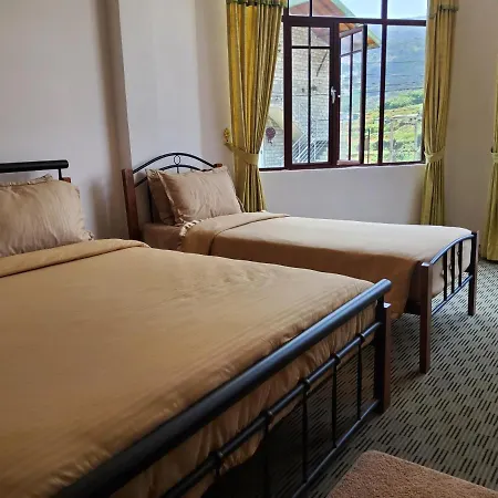 Royal Hotel *