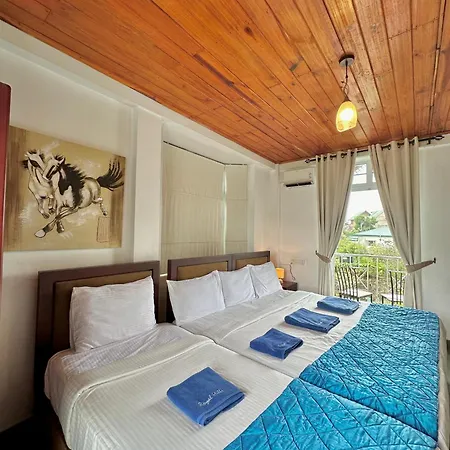 Royal Peral Hills