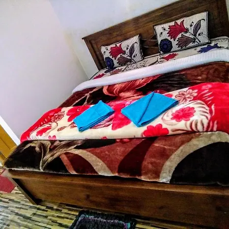 Travellers Nest Inn *