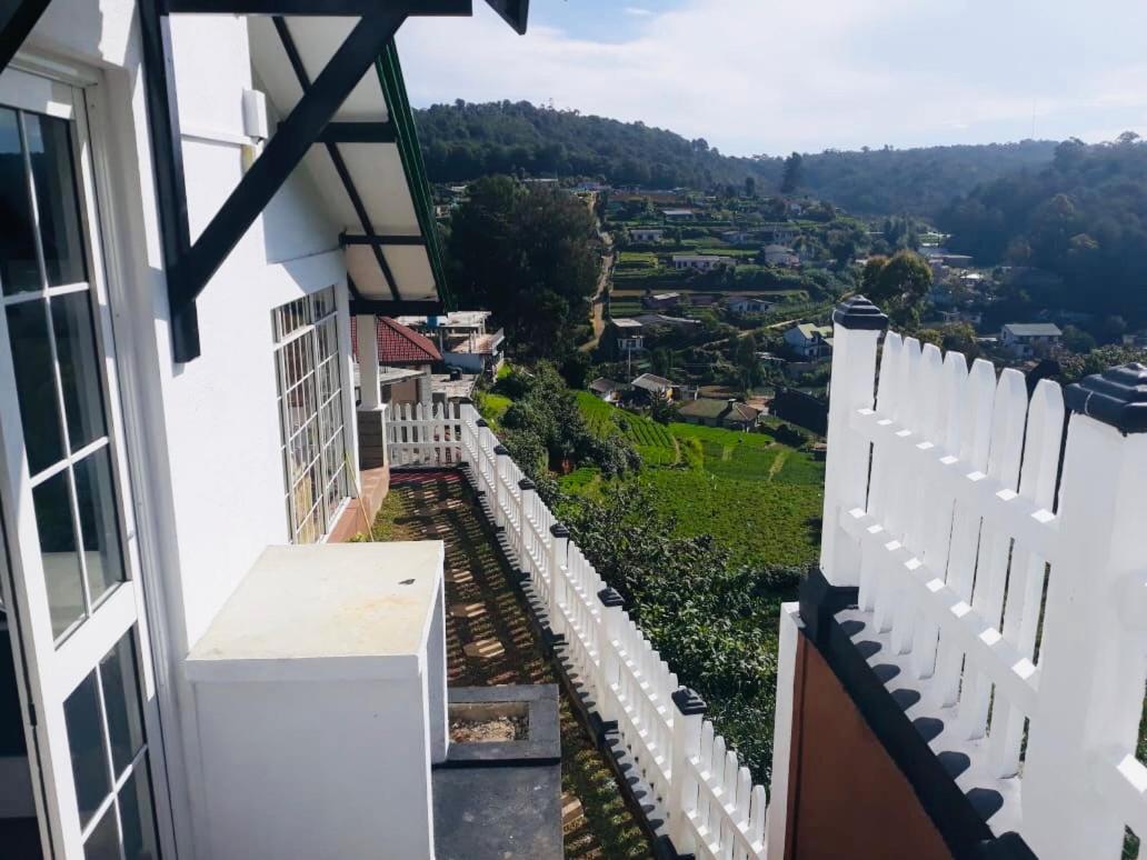 White Vintage Bunglow Hotel *