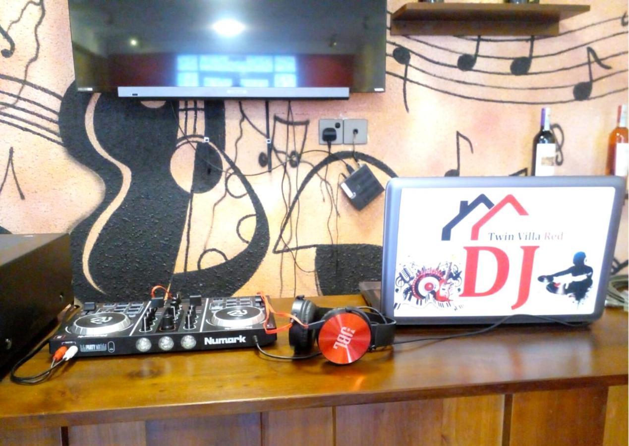 Twin Red - Luxury With Mountain View *