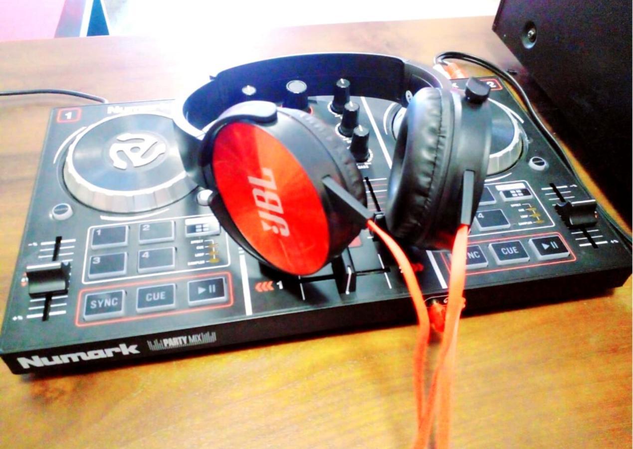 Twin Red - Luxury With Mountain View