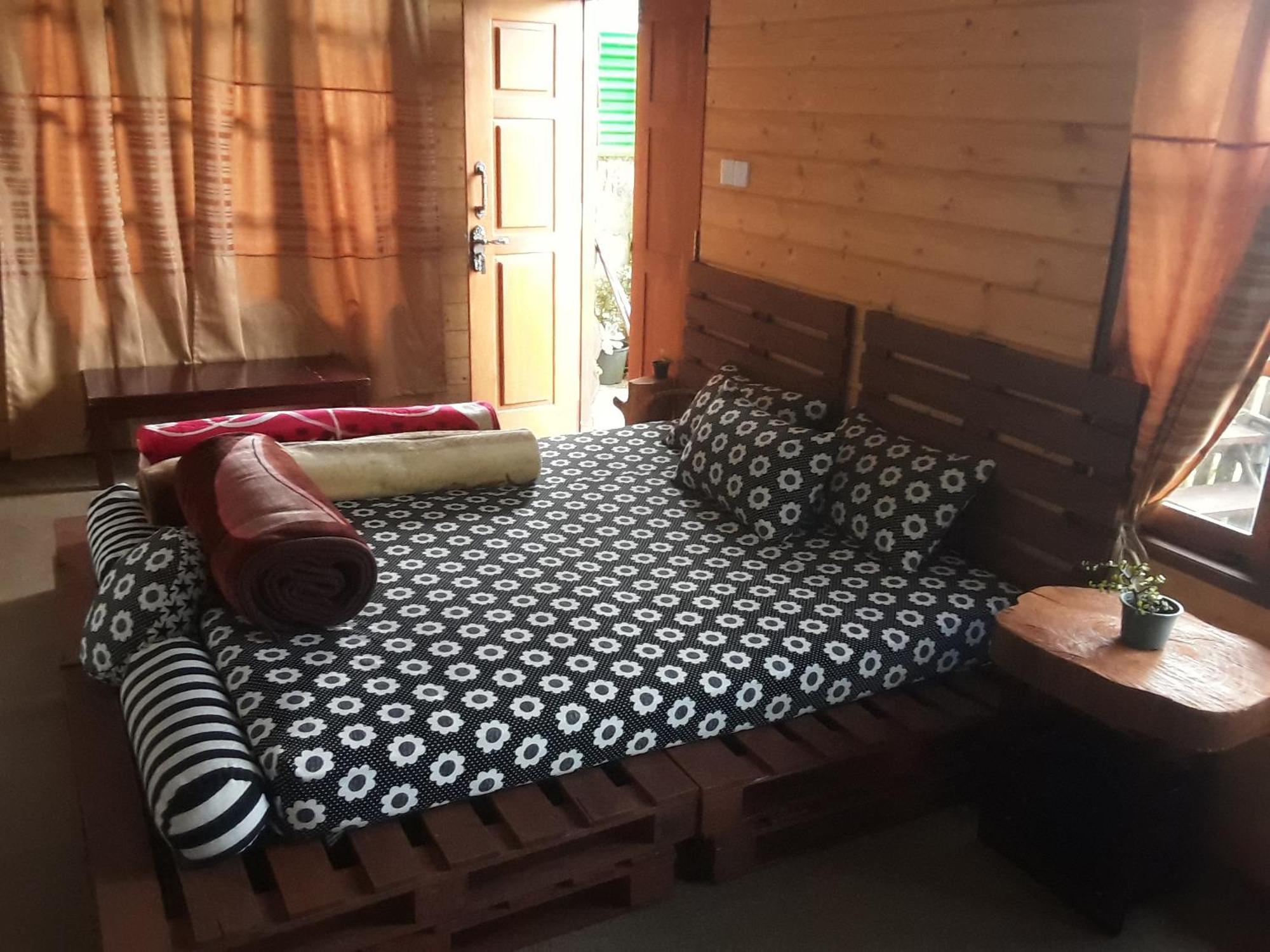 20/20 Wood Homestay Nuwara Eliya