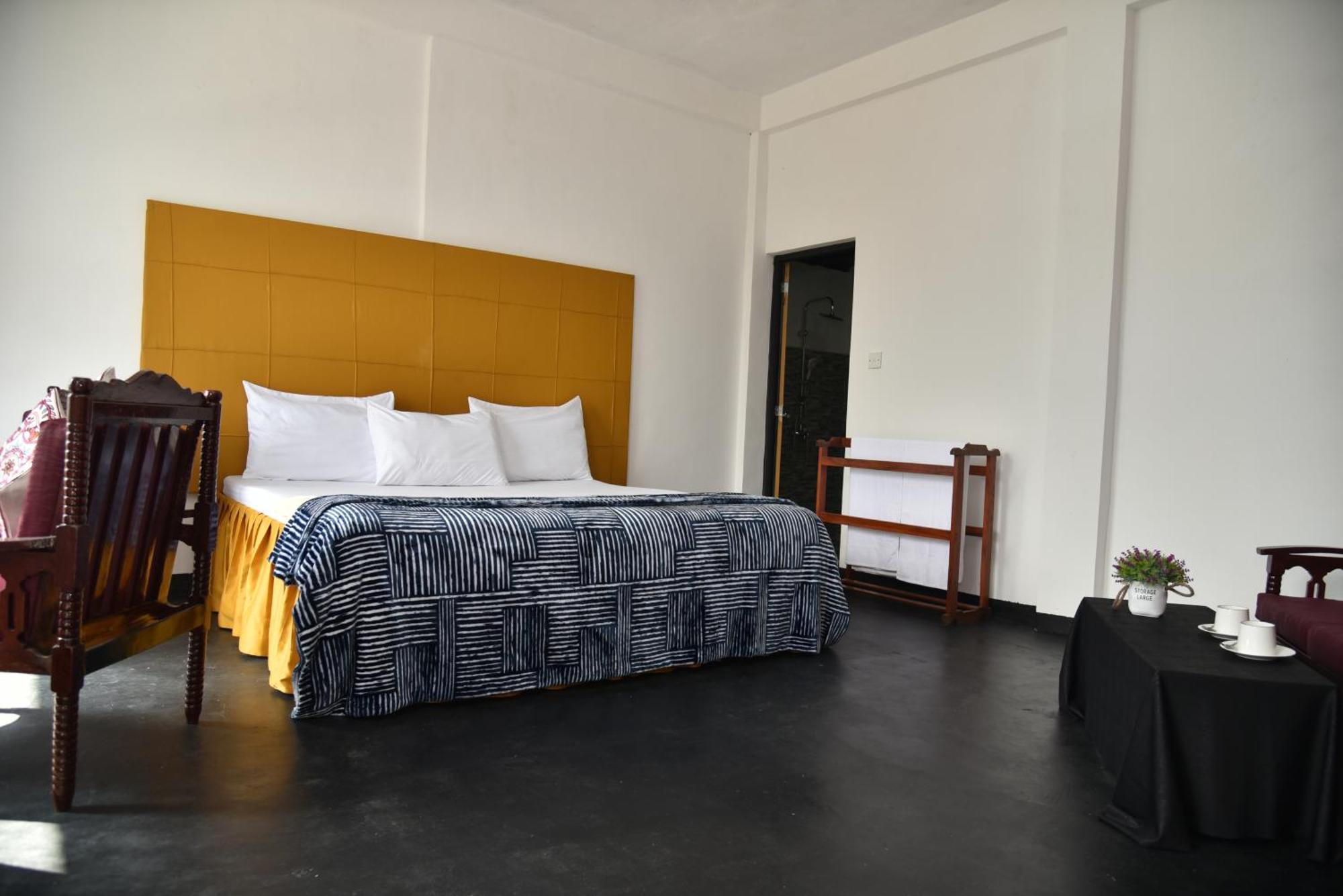 Villa Shiny Cot Full *