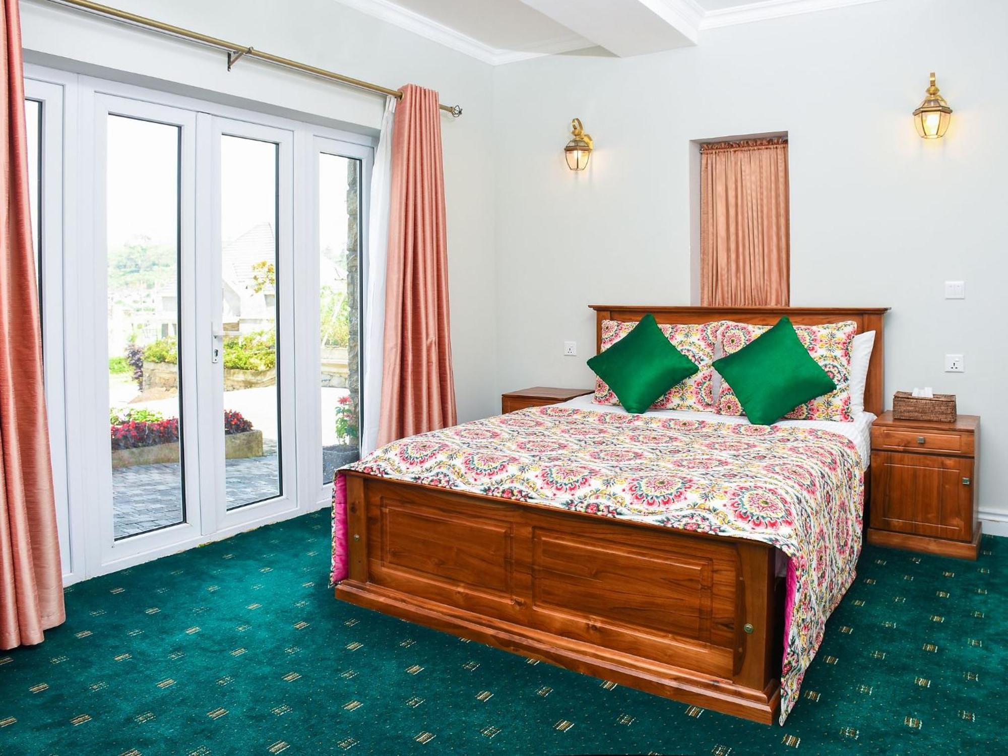 Little England By Joes Hotel