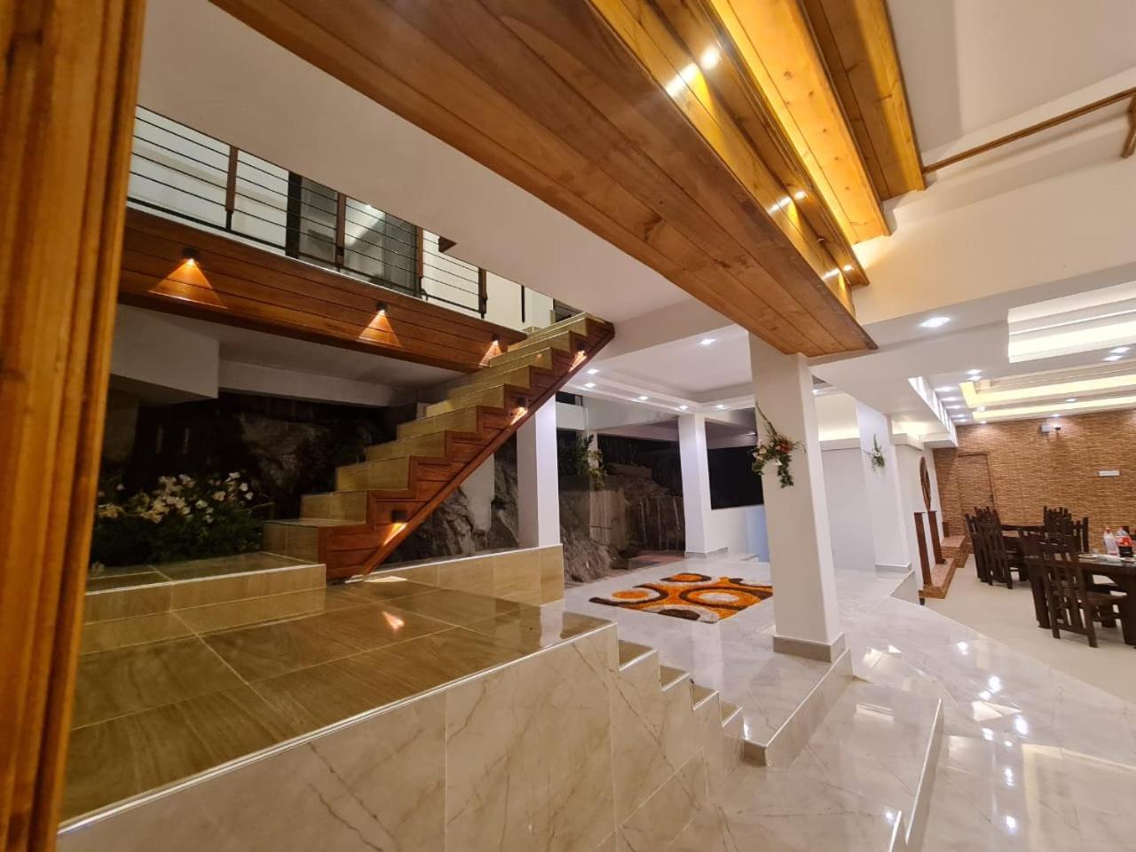 Rich Hotel