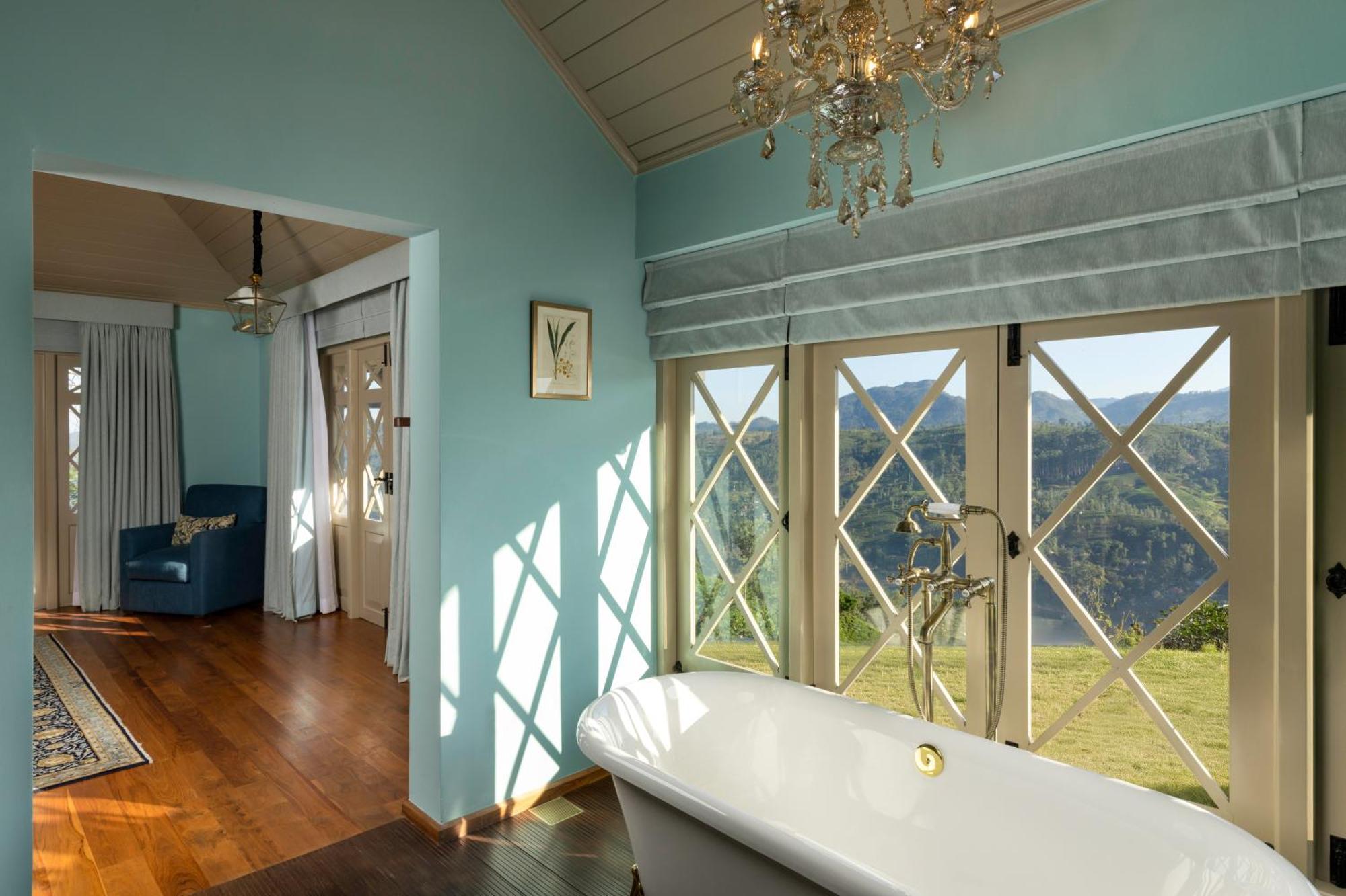 Uga Halloowella Hotel