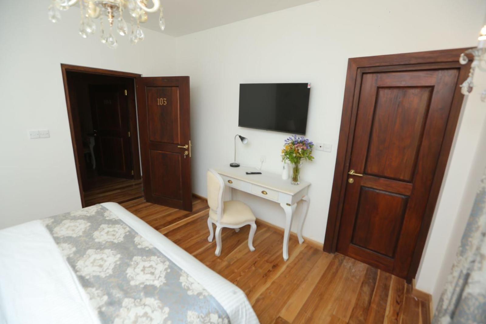 Nicholas * Nuwara Eliya