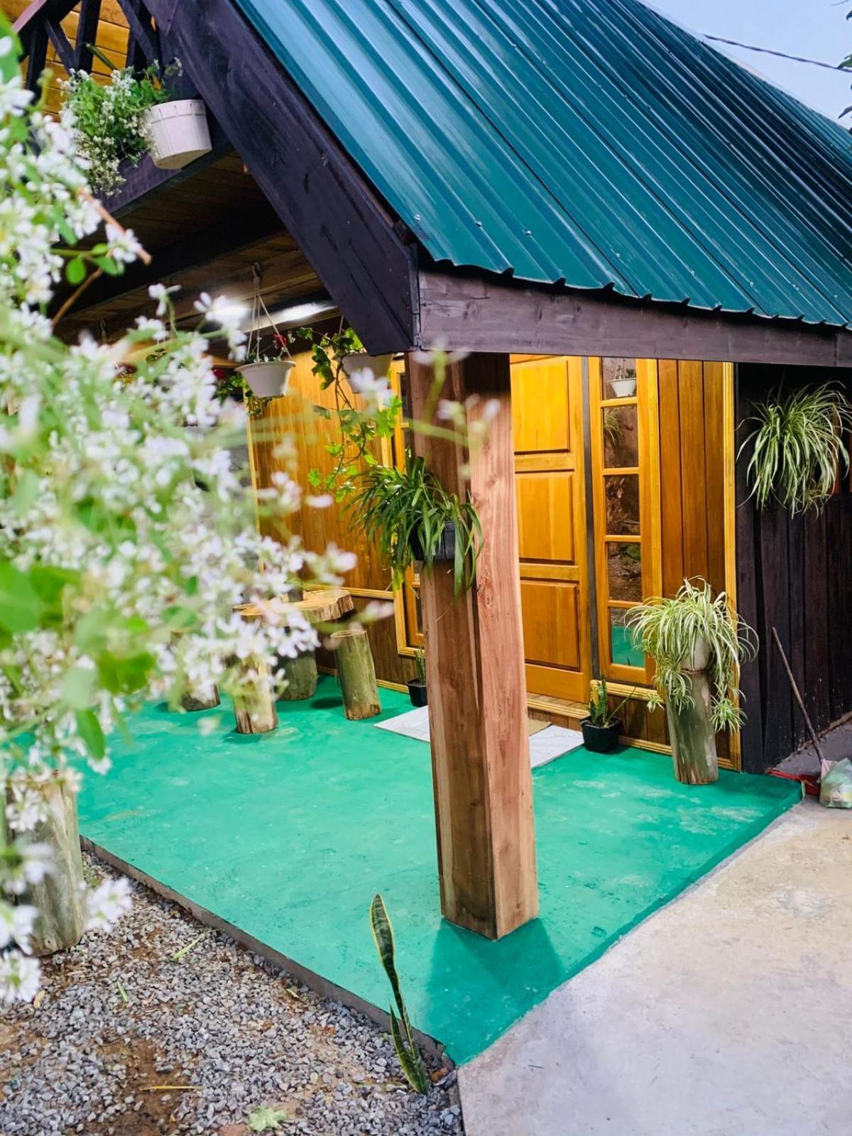 20/20 Wood Homestay Nuwara Eliya