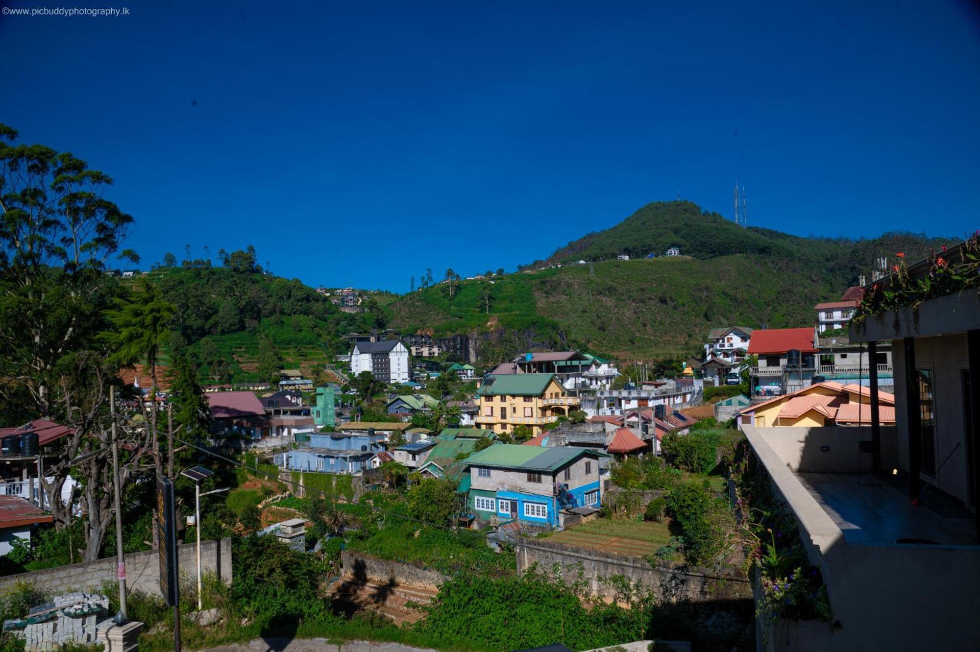 Twin Red - Luxury With Mountain View