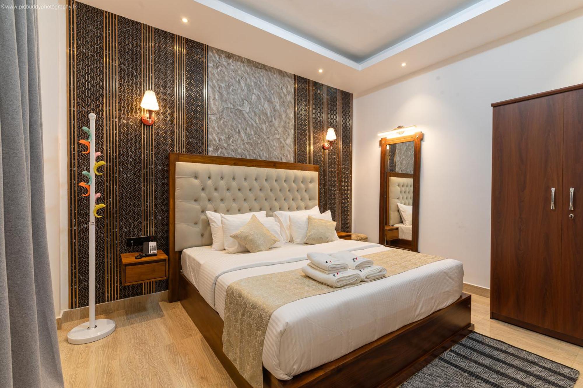 Twin Red - Luxury With Mountain View