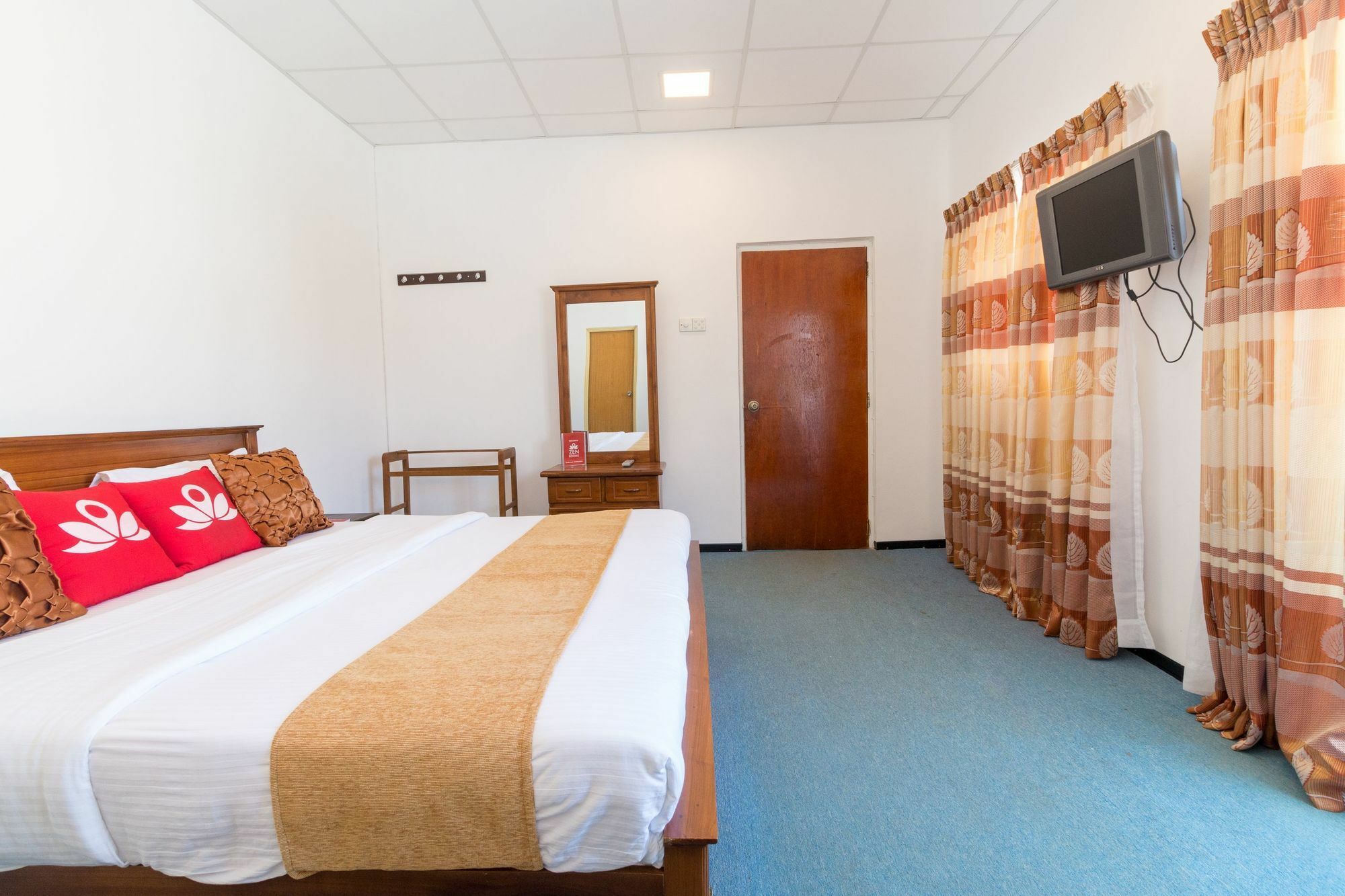 Aaradhya Hotel 2*