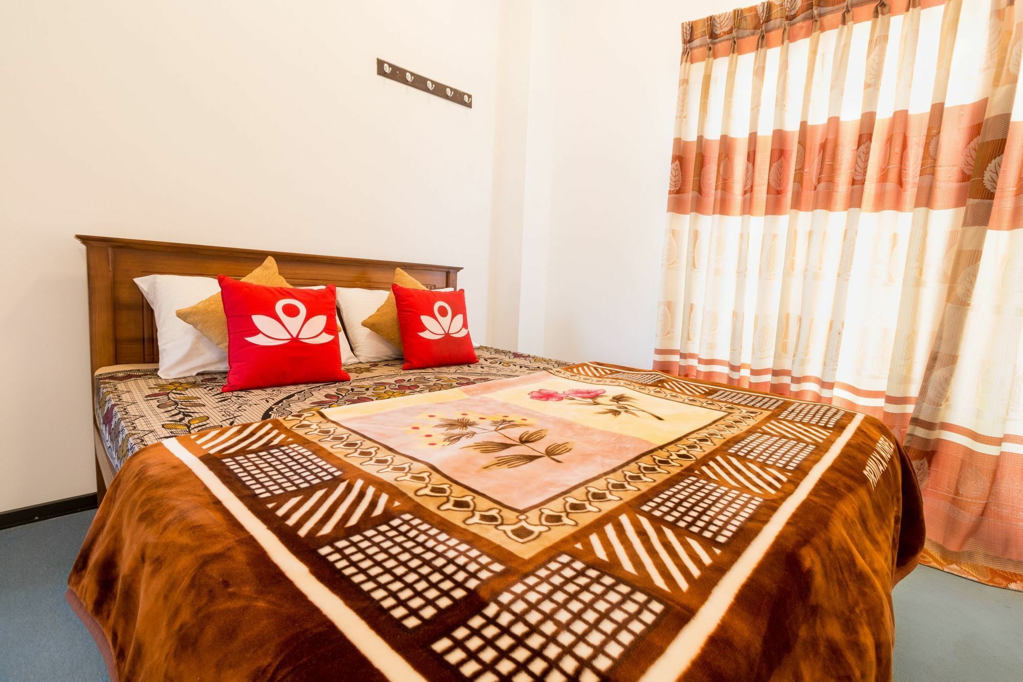 Aaradhya Hotel 2*