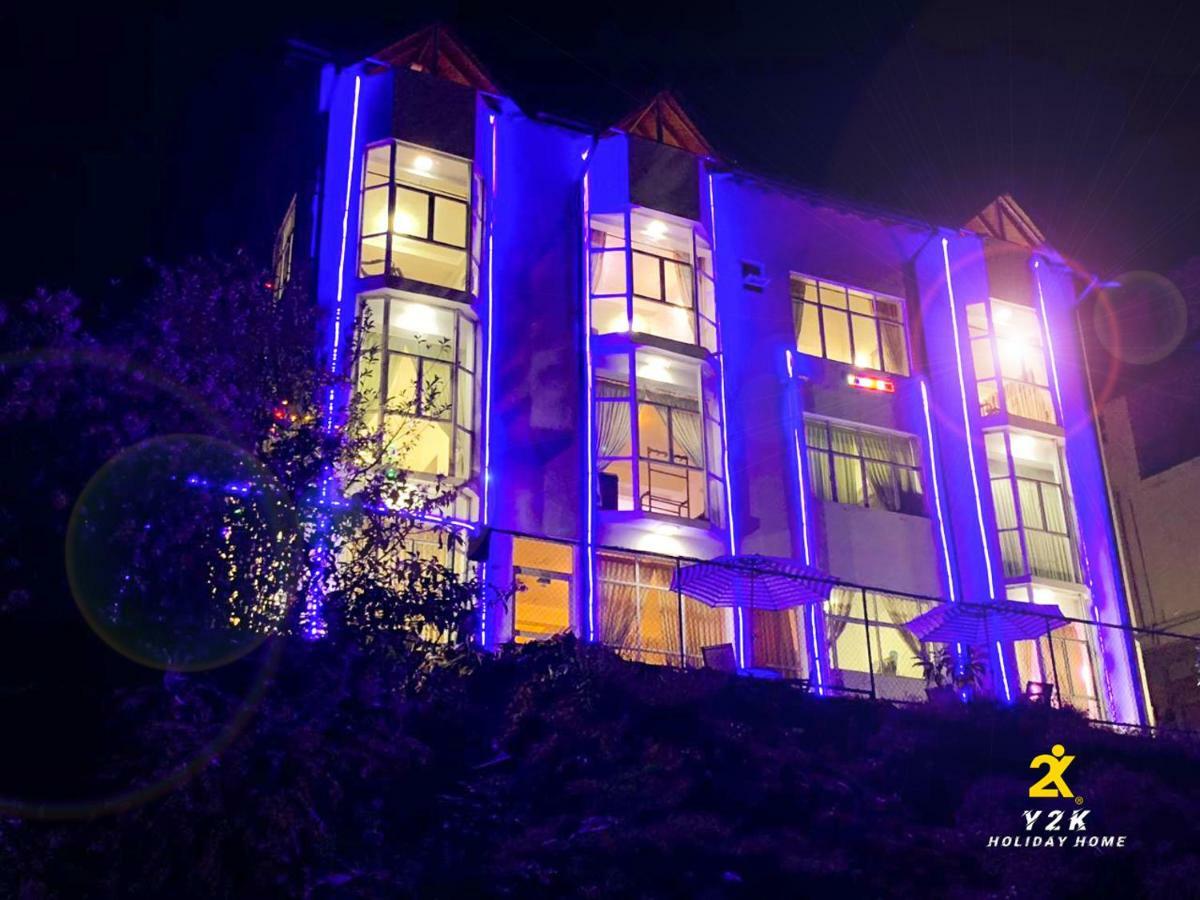 Y2k Holiday Hotel